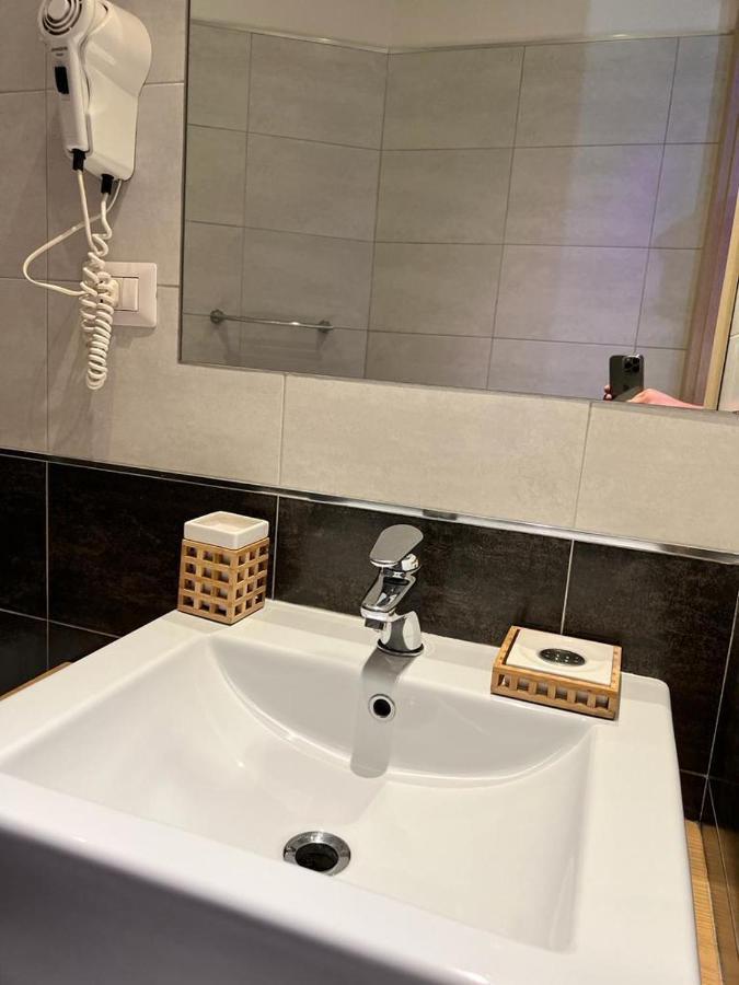 Отель Relaise Luxury Sistina Рим Экстерьер фото